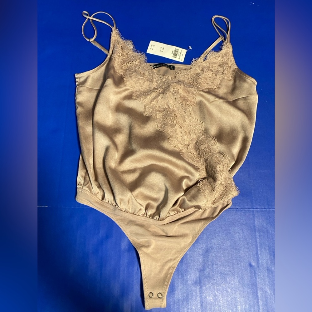 Abercrombie & Fitch NWT Tan Lace Surplice Bodysuit with Adjustable Straps S